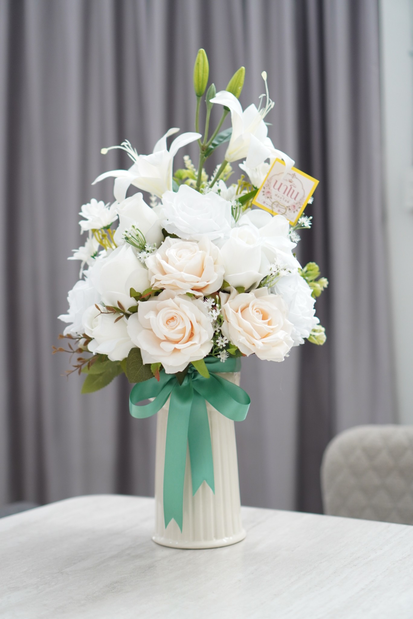 ช่อดอกไม้เทียมพร้อมแจกันเซรามิค Nano Florist